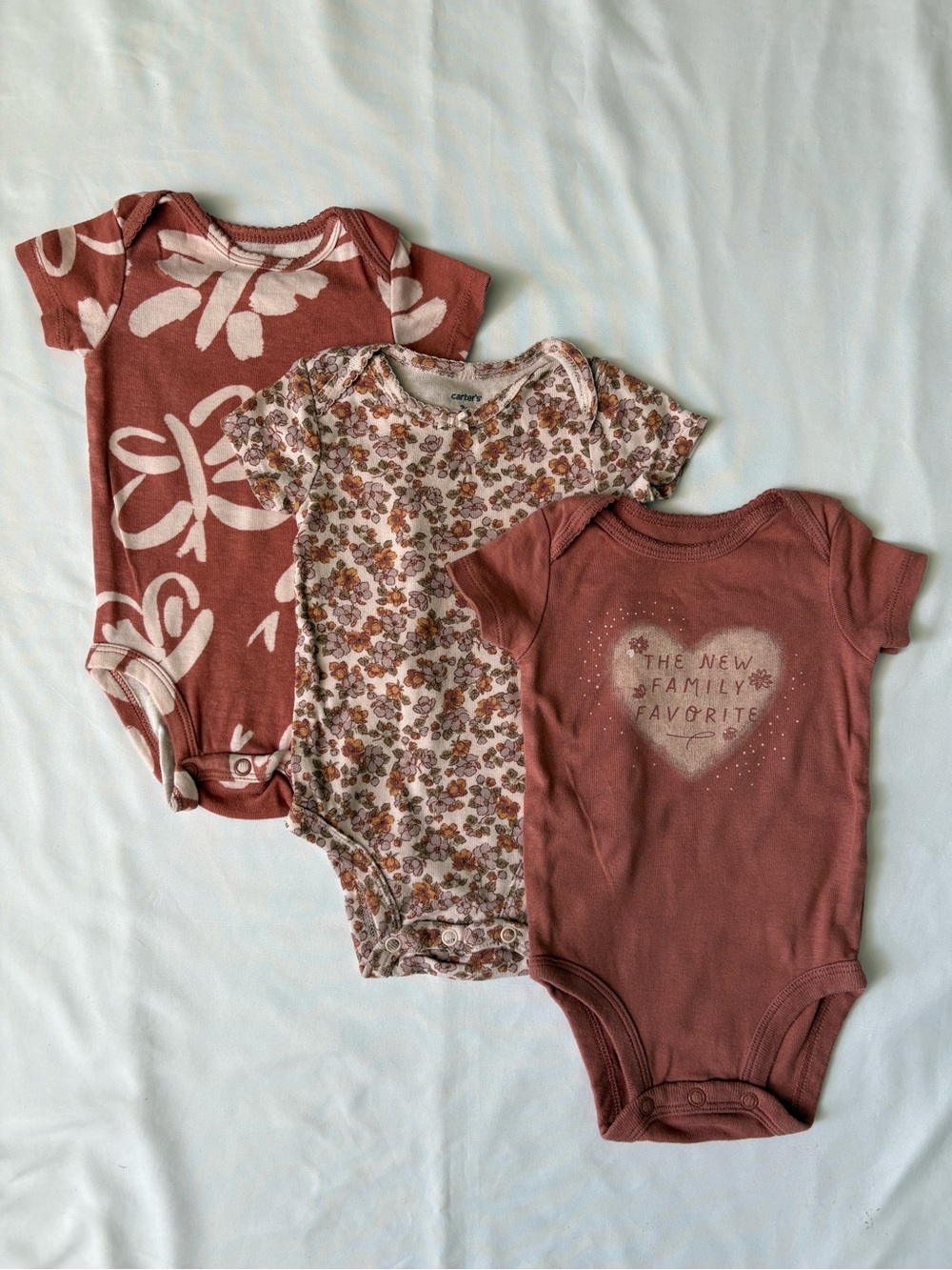 🌸 Baby girl Carter's Three-Pack Baby Bodysuits - Rust & Floral